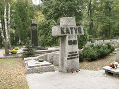 Cmentarz wojskowy: pomnik ofiar Katynia. W głębi Gloria Victis (Chwała zwyciężonym)  